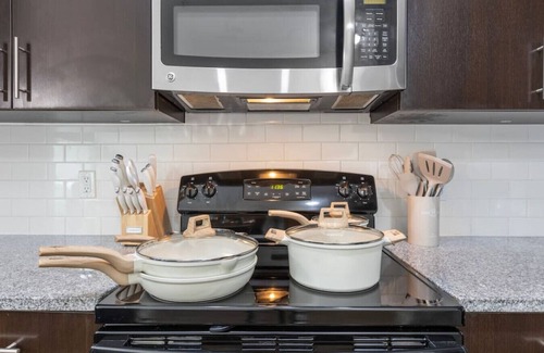 Courier City - Oscawana Apartment | Downtown Luxury APT | Pool | Gym | FREE parking B