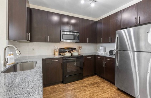 Courier City - Oscawana Apartment | Downtown Luxury APT | Pool | Gym | FREE parking B
