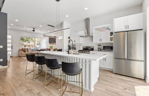 East Cesar Chavez House | Downtown Luxury Oasis - Heated Pool - 5 Bedrooms