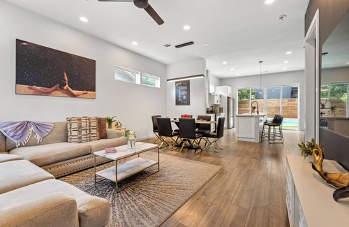 East Cesar Chavez House | Downtown Luxury Oasis - Heated Pool - 5 Bedrooms