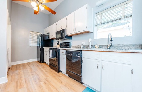 Macon House | Downtown Macon Chic- Directly behind the Macon City Auditorium!