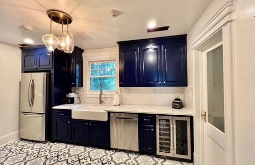Macon House | Downtown Macon Cottage Walking Distance to Dining & Music Venues. 2 King Beds.