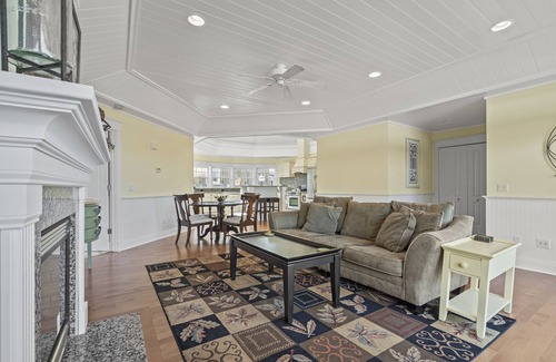 Harbor Springs Condo | DOWNTOWN! MAIN STREET! Minutes from the Ski Hills!
