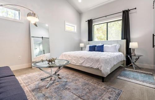 East Cesar Chavez House | Downtown Mini Mansion - Walk to Rainey