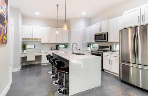 East Cesar Chavez House | Downtown Mini Mansion - Walk to Rainey