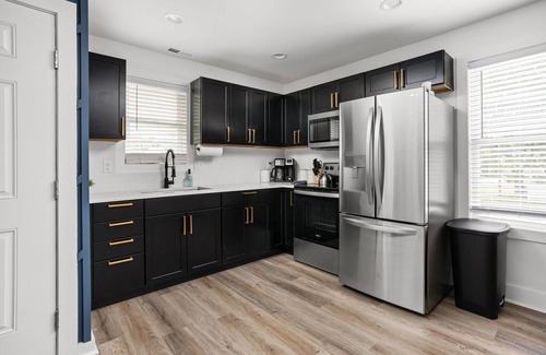 Babe Denny Apartment | Downtown | Modern | Carriage House
