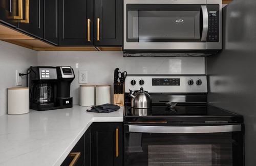 Babe Denny Apartment | Downtown | Modern | Carriage House