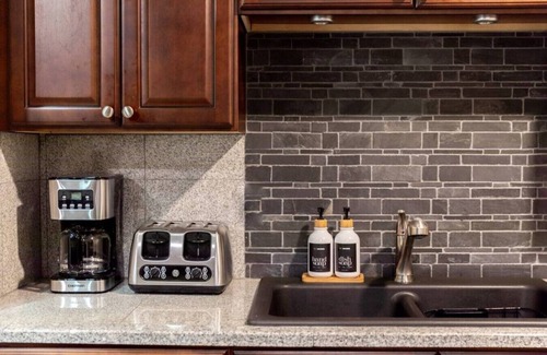 Rutledge Hill Apartment | Downtown Nashville Condo - Walk to Broadway Bars + Free Parking!