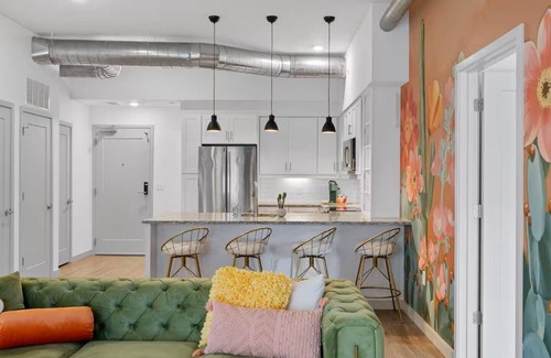Sobro Apartment | Downtown Nashville - Rooftop POOL - 10 min Walk to Broadway!