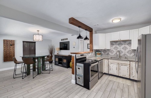 Palm Harbor House | Downtown Palm Harbor, Beach-vibe, sleeps up to 8