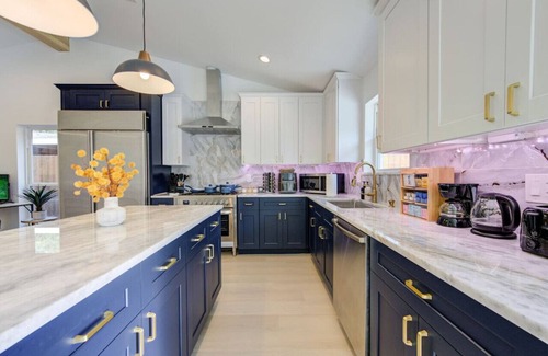 Northside House | Downtown, Pickleball, Pool, Karaoke, Golf, King bd