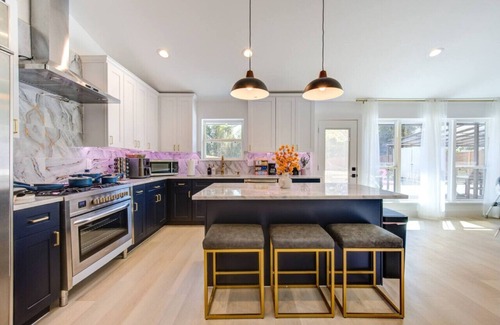Northside House | Downtown, Pickleball, Pool, Karaoke, Golf, King bd