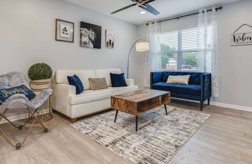 Highland House | Downtown⛪ Pool 🚣‍♀️Spa🍖 BBQ 👩‍👩‍👧‍👧4BR 🐱‍👓Arcade 🏓Pingpong