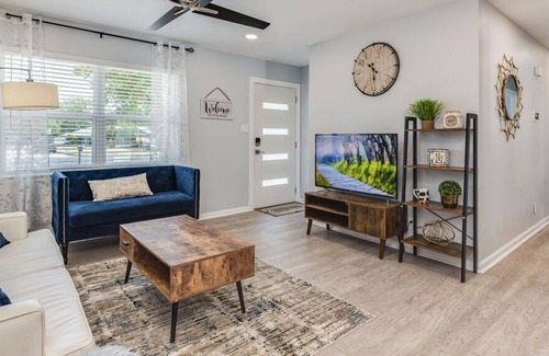 Highland House | Downtown⛪ Pool 🚣‍♀️Spa🍖 BBQ 👩‍👩‍👧‍👧4BR 🐱‍👓Arcade 🏓Pingpong