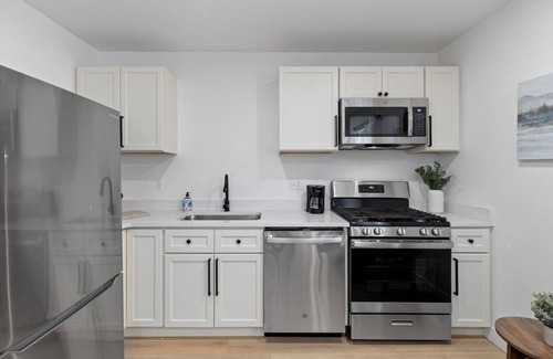 Columbus House | Downtown-Ready 3BR3BA | Modern, Spacious & Private