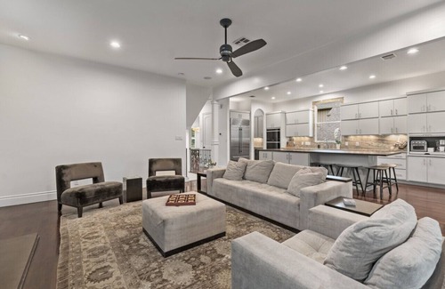 Bouldin House | Downtown Retreat: sleeps 24 : 2 Pools + Spas : Gym