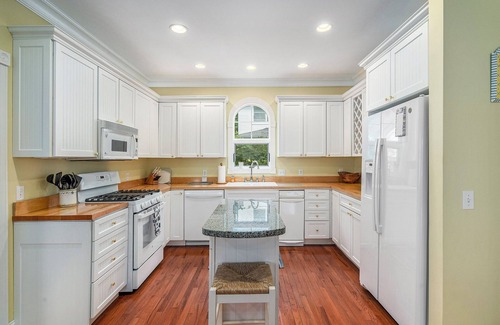 Harbor Springs House | Downtown! Shopping, restaurants and close to ski hills! Sleeps 8.
