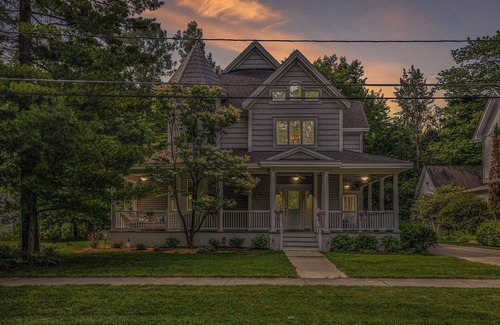 Harbor Springs House | Downtown! Shopping, restaurants and close to ski hills! Sleeps 8.