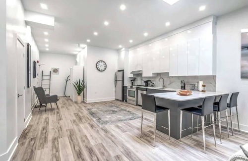 Downtown Montreal Apartment | Downtown| Spacious 5 Beds |5 min Bell Centre