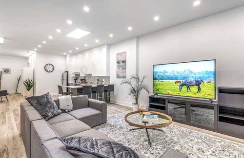 Downtown Montreal Apartment | Downtown| Spacious 5 Beds |5 min Bell Centre