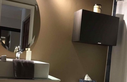 Hull Condo | Downtown ~ Spacious, clean, bright and peaceful