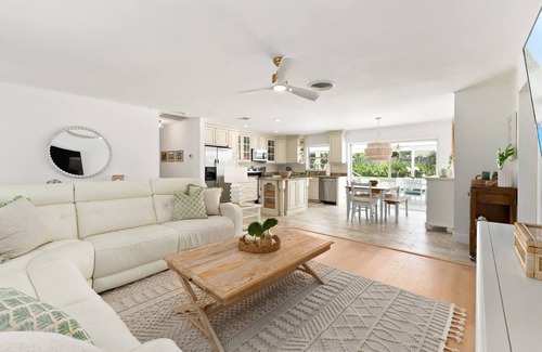 Stuart House | 🌴 Downtown Stuart’s Blue Palm Villa🌴 -3 🛌/2🛀 Pool Home w/putting green⛳️
