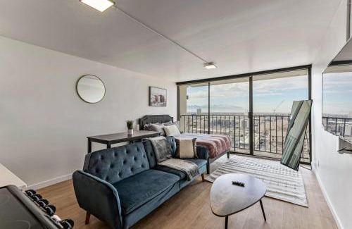 Downtown Salt Lake City Apartment | Downtown Stylish Cozy Vibe Work Area Free pkg Gym
