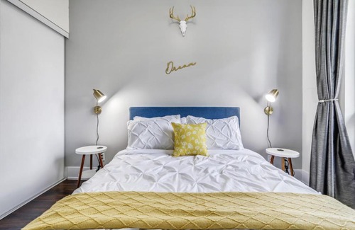 Toronto Entertainment District Apartment | Downtown Toronto CN Tower Suites