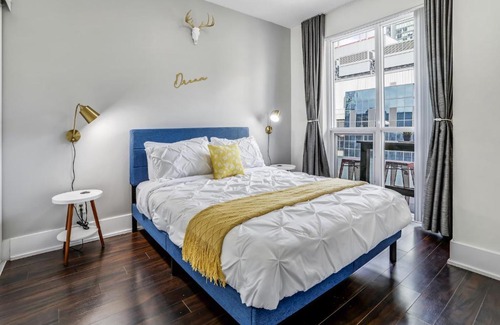 Toronto Entertainment District Apartment | Downtown Toronto CN Tower Suites