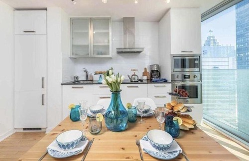 Toronto Entertainment District Apartment | Downtown Toronto Condo near CN Tower