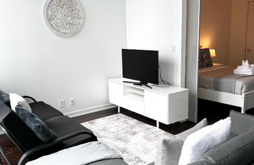Toronto Entertainment District Apartment | Downtown Toronto Condo near CN Tower