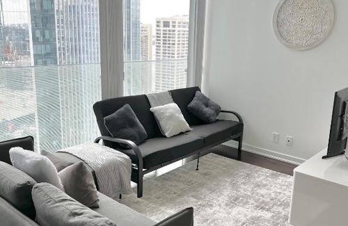 Toronto Entertainment District Apartment | Downtown Toronto Condo near CN Tower