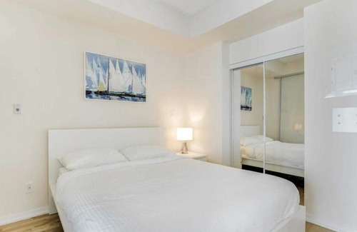Toronto Entertainment District Apartment | Downtown Toronto Condo near CN Tower