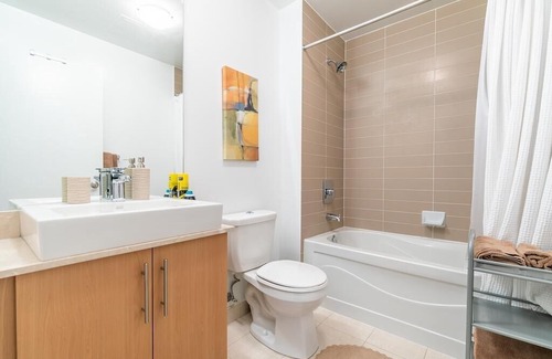 Central Waterfront Condo | DOWNTOWN TORONTO LUXURY FULLY FURNISHED SUITE at MAPLE LEAF SQUARE CN TOWER ACC