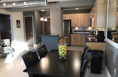 Financial District Condo | Downtown upscale condo in heart of CBD