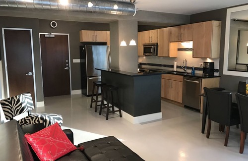 Financial District Condo | Downtown upscale condo in heart of CBD