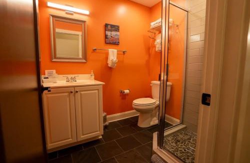 Roanoke Apartment | Downtown Urban Retreat 6 Beds Perfect for Groups