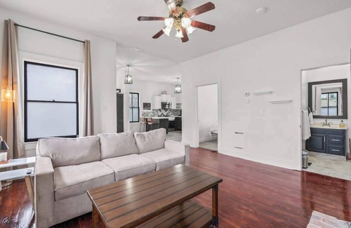 Columbia House | Downtown, USC, King, 3 TVs, Fast Wi-Fi, Pets