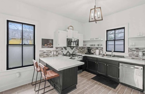 Columbia House | Downtown, USC, King, 3 TVs, Fast Wi-Fi, Pets
