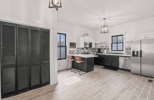 Columbia House | Downtown, USC, King, 3 TVs, Fast Wi-Fi, Pets