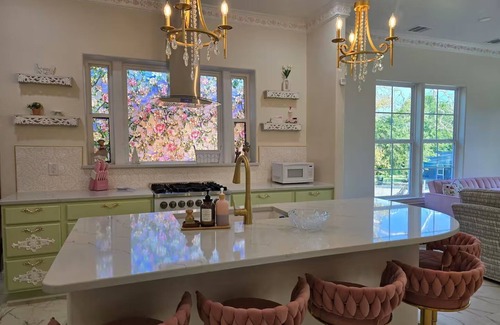 Denison House | Downtown Vintage Fairytale Home w/Juliet Balcony