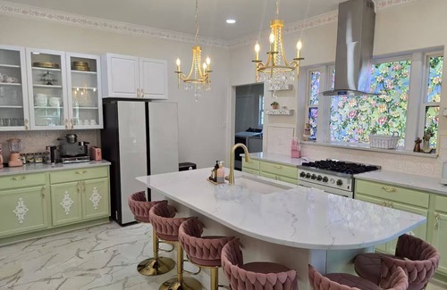 Denison House | Downtown Vintage Fairytale Home w/Juliet Balcony