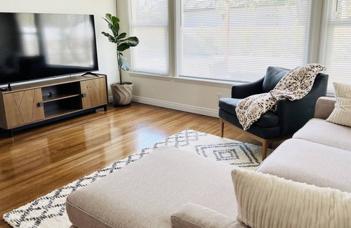 Riviera - Westchester House | Downtown Westchester with 2 en-suites