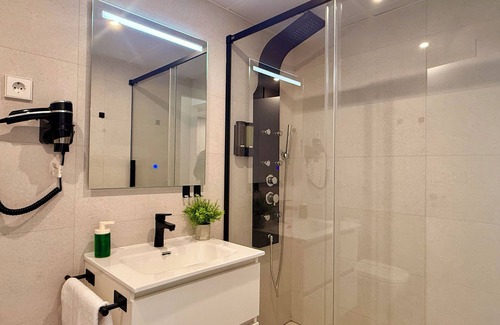 Puerta del Angel Apartment | dozzZe Madrid Río