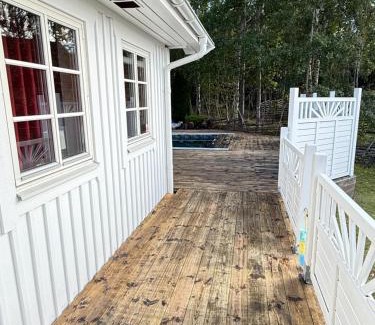 Sodertalje Municipality Bed & Breakfast | DR ÅSA Forest House w Pool near a Golf Course, Concerts & the Baltic Sea