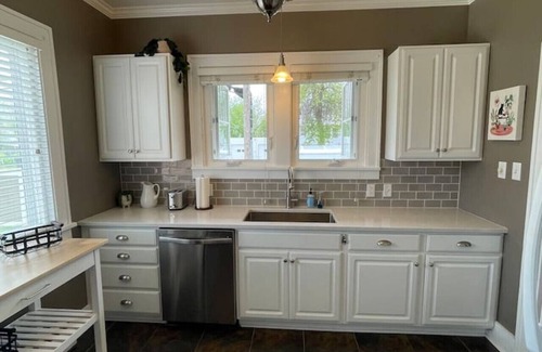 Great Falls House | Dragonfly House: A cheerful five-bedroom