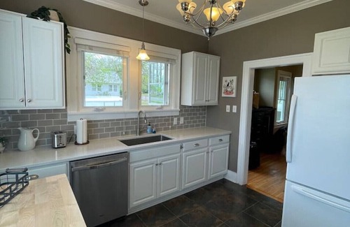Great Falls House | Dragonfly House: A cheerful five-bedroom