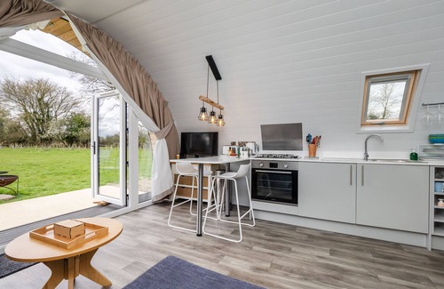 Irstead Apartment | Dragonfly - sleeps 2 guests in 1 bedroom