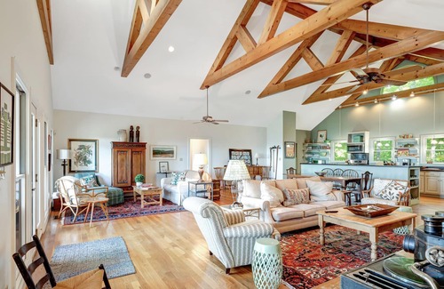 Clifftops House | Dramatic Mountain View Within Minutes from Sewanee