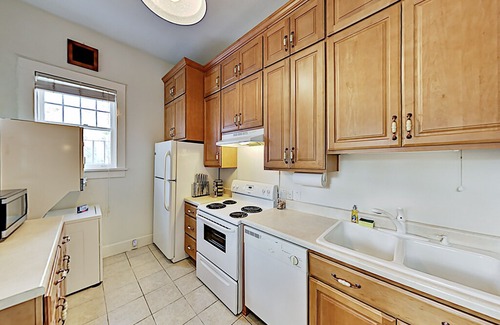 Thomas Square Apartment | Drayton Place 1B | Downtown Gem with Full Kitchen | Walk to Eateries & Venues